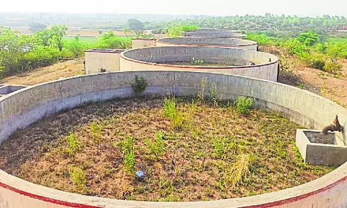 Tekkalakot : पीने के पानी का स्टोरेज टैंक गिर रहा है Tekkalakot : पीने के पानी का स्टोरेज टैंक गिर रहा है