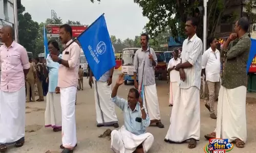 Kerala: बंद के दौरान महिला और बच्चे को रोकने पर 50 प्रदर्शनकारियों के खिलाफ FIR दर्ज Kerala: बंद के दौरान महिला और बच्चे को रोकने पर 50 प्रदर्शनकारियों के खिलाफ FIR दर्ज