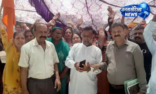 Jammu: वेतन और सुविधाओं की मांग को लेकर विरोध प्रदर्शन Jammu: वेतन और सुविधाओं की मांग को लेकर विरोध प्रदर्शन