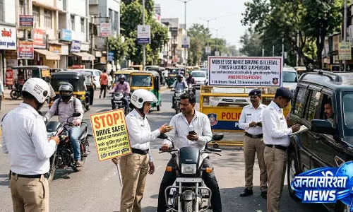 इंदौर में गाड़ी चलाते समय फोन का इस्तेमाल करने पर 118 ड्राइवरों पर जुर्माना, 72 के Licence रद्द इंदौर में गाड़ी चलाते समय फोन का इस्तेमाल करने पर 118 ड्राइवरों पर जुर्माना, 72 के Licence रद्द