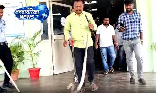 Odisha: सर्प विशेषज्ञ को बुलाकर कोबरा सुरक्षित पकड़ा गया