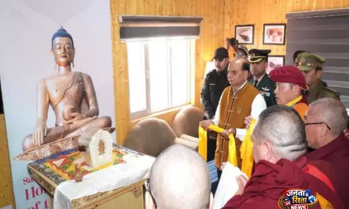 भगवान बुद्ध के पवित्र अवशेष पब्लिक प्रदर्शनी के लिए लेह पहुंचे, LG विनय कुमार सक्सेना ने इसे ऐतिहासिक मौका बताया भगवान बुद्ध के पवित्र अवशेष पब्लिक प्रदर्शनी के लिए लेह पहुंचे, LG विनय कुमार सक्सेना ने इसे ऐतिहासिक मौका बताया