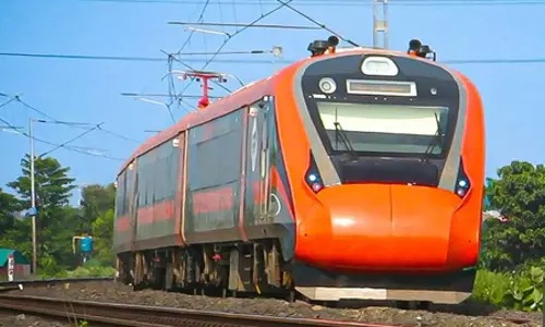 वंदे भारत ट्रेनों में 73 लाख से अधिक यात्रियों ने किया सफर, 722 करोड़ रुपए से ज्यादा का राजस्व वंदे भारत ट्रेनों में 73 लाख से अधिक यात्रियों ने किया सफर, 722 करोड़ रुपए से ज्यादा का राजस्व