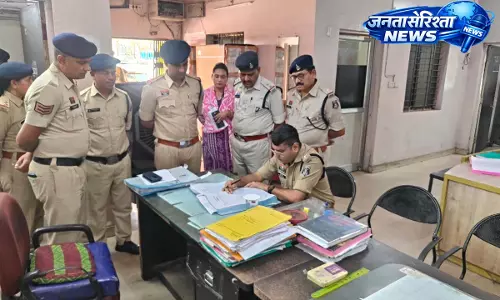 DCP मयंक गुर्जर ने किया खमतराई थाने का औचक निरीक्षण DCP मयंक गुर्जर ने किया खमतराई थाने का औचक निरीक्षण