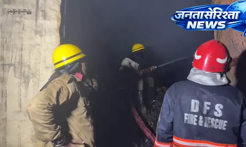 FIRE: गत्ते की फैक्ट्री में भीषण आग, 15 दमकल गाड़ियां मौके पर