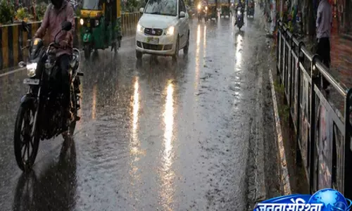 बिहार : अचानक हुई बारिश से गर्मी से राहत, यातायात में बाधा बिहार : अचानक हुई बारिश से गर्मी से राहत, यातायात में बाधा