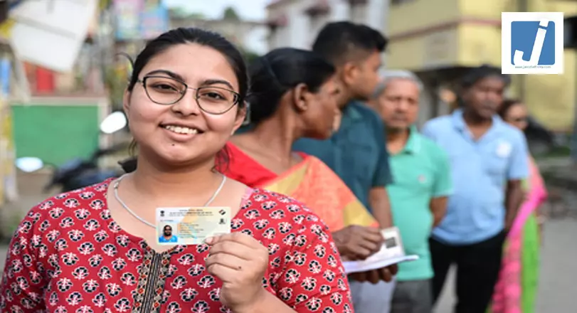 पश्चिम बंगाल चुनाव: मतदान केंद्रों पर महिलाओं की लंबी कतारें, बढ़-चढ़कर हिस्सा ले रहे मतदाता पश्चिम बंगाल चुनाव: मतदान केंद्रों पर महिलाओं की लंबी कतारें, बढ़-चढ़कर हिस्सा ले रहे मतदाता