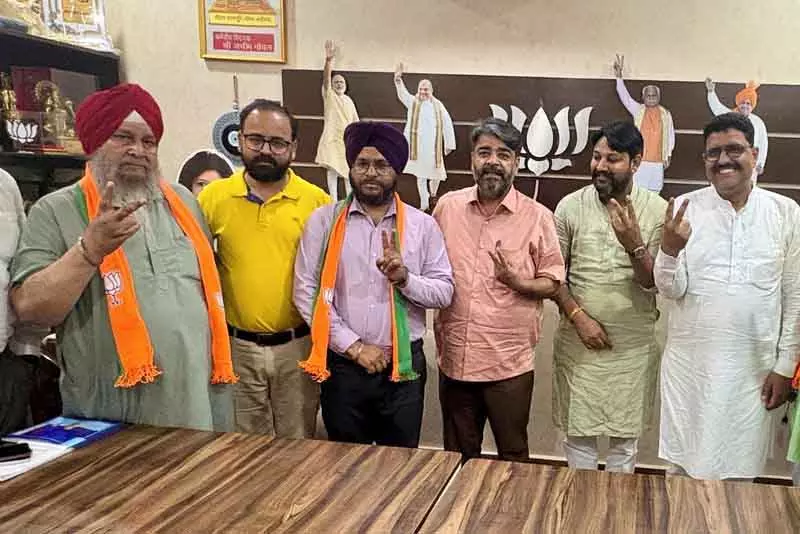 Ambala में कांग्रेस को झटका, उम्मीदवार ने पर्चा वापस लिया, BJP में शामिल हुए Ambala में कांग्रेस को झटका, उम्मीदवार ने पर्चा वापस लिया, BJP में शामिल हुए
