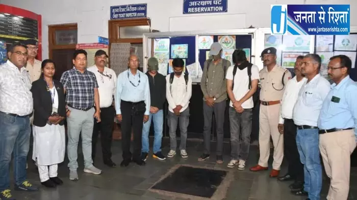 अवैध टिकट बेचने वाले गिरोह का पर्दाफाश, 4 गिरफ्तार अवैध टिकट बेचने वाले गिरोह का पर्दाफाश, 4 गिरफ्तार