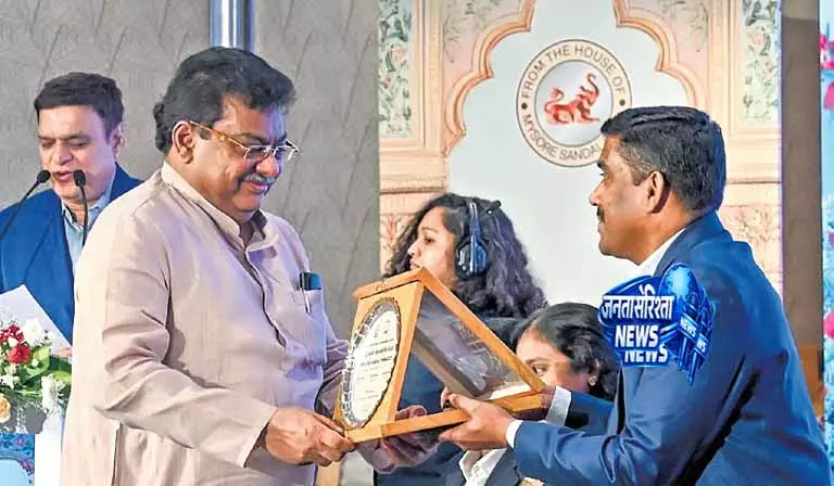 Karnataka: केएसडीएल ने 2,000 करोड़ रुपये का रेवेन्यू आंकड़ा पार किया Karnataka: केएसडीएल ने 2,000 करोड़ रुपये का रेवेन्यू आंकड़ा पार किया