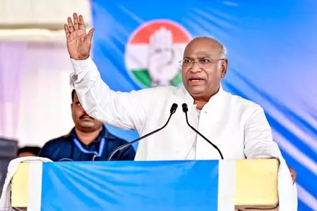 मल्लिकार्जुन खड़गे की अपील- बंगाल में दूसरे चरण के मतदान में बिना डर के करें वोट, युवाओं से बढ़-चढ़कर भागीदारी का आग्रह मल्लिकार्जुन खड़गे की अपील- बंगाल में दूसरे चरण के मतदान में बिना डर के करें वोट, युवाओं से बढ़-चढ़कर भागीदारी का आग्रह