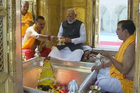 पीएम मोदी ने काशी विश्वनाथ मंदिर में किया दर्शन-पूजन, बच्चों से मिले, गूंजे हर हर महादेव के जयकारे पीएम मोदी ने काशी विश्वनाथ मंदिर में किया दर्शन-पूजन, बच्चों से मिले, गूंजे हर हर महादेव के जयकारे