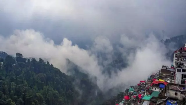 Shimla: हिमाचल में बारिश-आंधी से तापमान में भारी गिरावट Shimla: हिमाचल में बारिश-आंधी से तापमान में भारी गिरावट