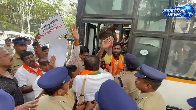 उमर खालिद के किताब से जुड़े कार्यक्रम में BJP युवा मोर्चा का विरोध, कई लोग हिरासत में लिए गए उमर खालिद के किताब से जुड़े कार्यक्रम में BJP युवा मोर्चा का विरोध, कई लोग हिरासत में लिए गए
