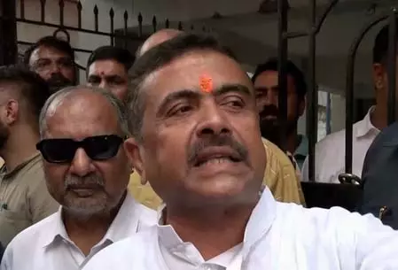 ममता बनर्जी और सुवेंदु अधिकारी पोलिंग बूथ पर पहुंचे, आपस में नहीं की बात ममता बनर्जी और सुवेंदु अधिकारी पोलिंग बूथ पर पहुंचे, आपस में नहीं की बात