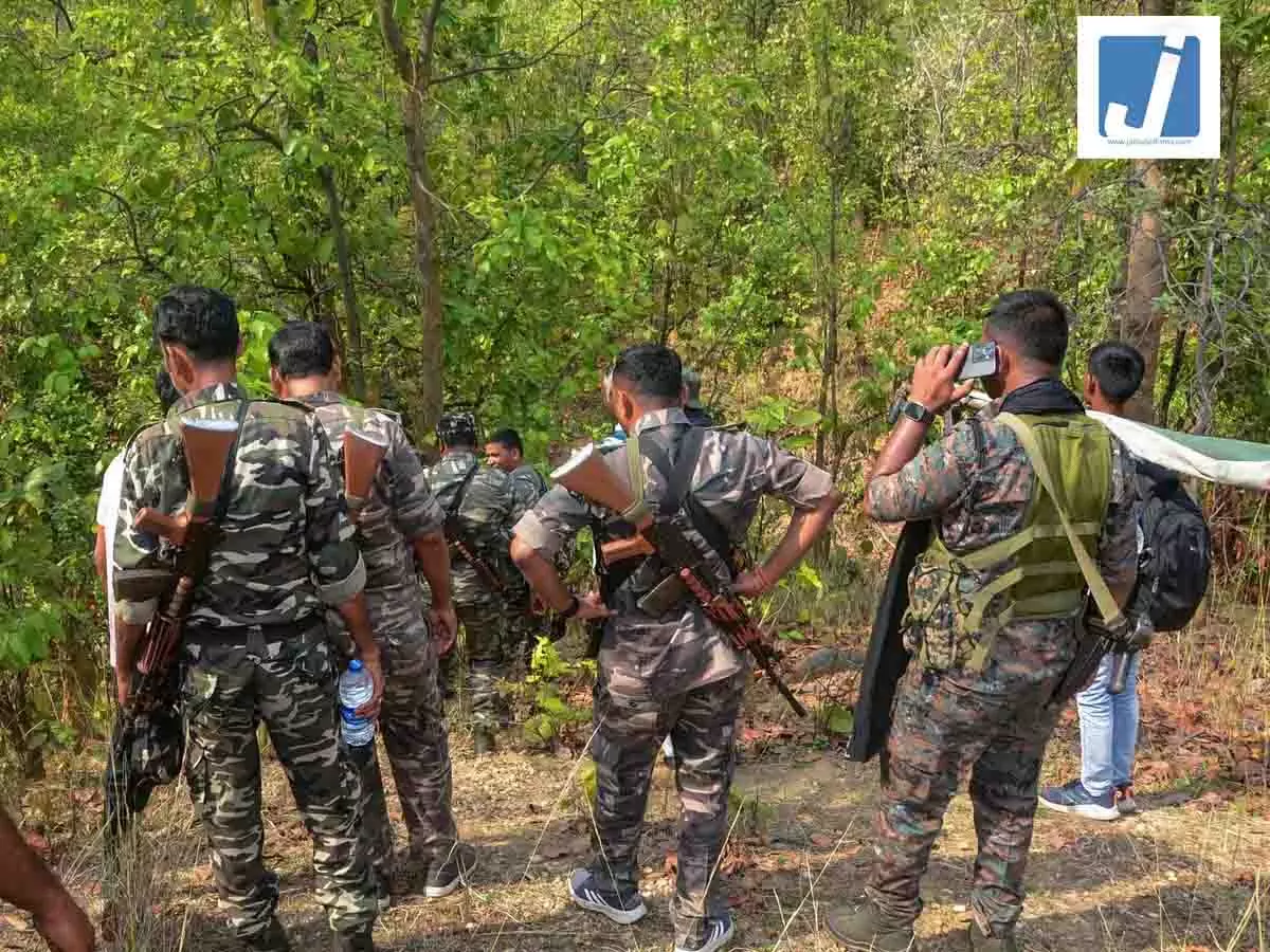 जंगलों में नक्सलियों और सुरक्षाबलों के बीच मुठभेड़, सर्च ऑपरेशन तेज जंगलों में नक्सलियों और सुरक्षाबलों के बीच मुठभेड़, सर्च ऑपरेशन तेज
