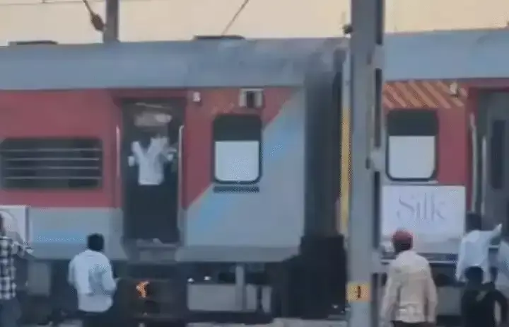 Dholpur: धौलपुर स्टेशन के पास ट्रेन कोच में आग Dholpur: धौलपुर स्टेशन के पास ट्रेन कोच में आग