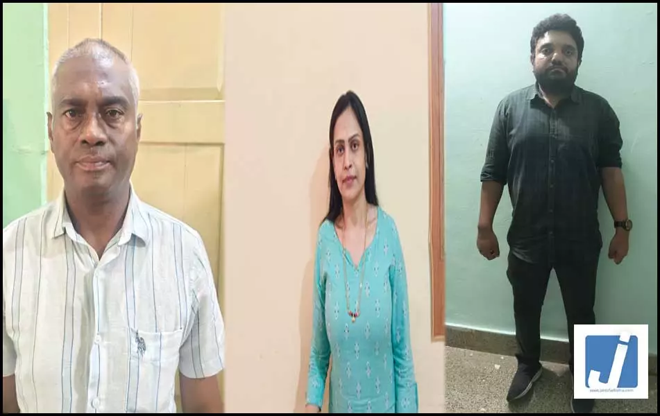 फरार स्त्री रोग विशेषज्ञ की तलाश में पुलिस, तीन डॉक्टर गिरफ्तार, जानें पूरा मामला फरार स्त्री रोग विशेषज्ञ की तलाश में पुलिस, तीन डॉक्टर गिरफ्तार, जानें पूरा मामला