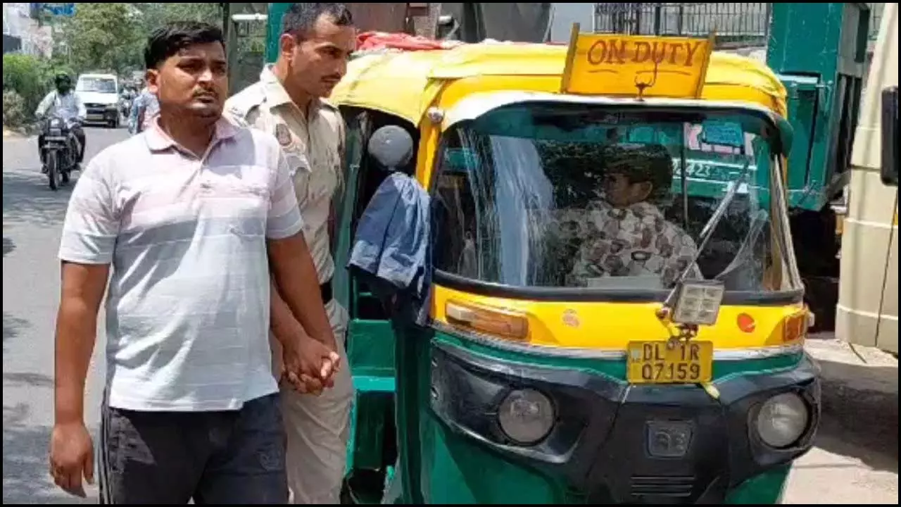 पत्नी के प्रेमी की हत्या कर पुलिस के सामने किया सरेंडर पत्नी के प्रेमी की हत्या कर पुलिस के सामने किया सरेंडर