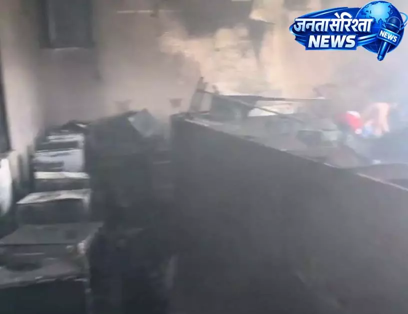 DAV स्कूल में लगी भीषण आग, कंप्यूटर लैब जलकर राख DAV स्कूल में लगी भीषण आग, कंप्यूटर लैब जलकर राख