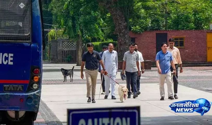 Gurugram के स्कूलों में बम की धमकी वाले ईमेल से दहशत, पुलिस ने जांच शुरू की Gurugram के स्कूलों में बम की धमकी वाले ईमेल से दहशत, पुलिस ने जांच शुरू की