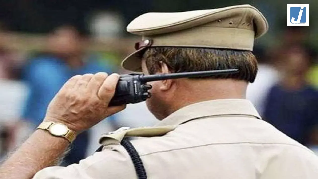 फर्जी पुलिसवाला बनकर बदमाशों ने युवक को पीटा, पैसे भी ऐंठे, आरोपी गिरफ्तार फर्जी पुलिसवाला बनकर बदमाशों ने युवक को पीटा, पैसे भी ऐंठे, आरोपी गिरफ्तार