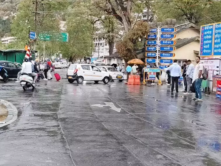 Nainital: नैनीताल में बदला मौसम, हल्की-तेज फुहारें Nainital: नैनीताल में बदला मौसम, हल्की-तेज फुहारें