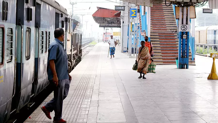 कल्याण स्टेशन पर RPF ASI ने चलती ट्रेन से गिर रही महिला और बच्चे को बचाया कल्याण स्टेशन पर RPF ASI ने चलती ट्रेन से गिर रही महिला और बच्चे को बचाया