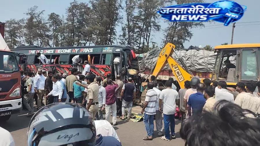 Udupi : कॉलेज के छात्रों को ले जा रही बस टैंकर से टकराई, दो की मौत Udupi : कॉलेज के छात्रों को ले जा रही बस टैंकर से टकराई, दो की मौत
