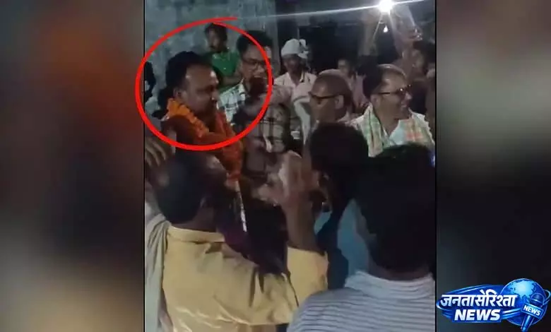 Roshan Khatoon मर्डर केस के आरोपी का बेल के बाद ‘जिंदाबाद’ के नारों से स्वागत Roshan Khatoon मर्डर केस के आरोपी का बेल के बाद ‘जिंदाबाद’ के नारों से स्वागत