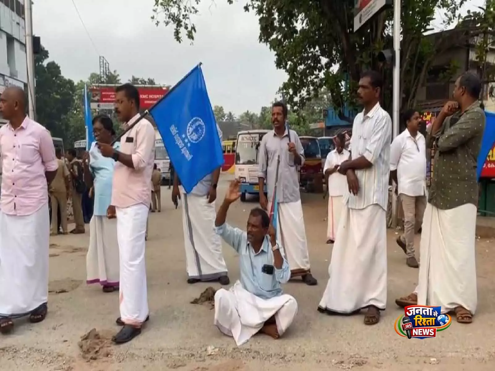 Kerala: बंद के दौरान महिला और बच्चे को रोकने पर 50 प्रदर्शनकारियों के खिलाफ FIR दर्ज Kerala: बंद के दौरान महिला और बच्चे को रोकने पर 50 प्रदर्शनकारियों के खिलाफ FIR दर्ज