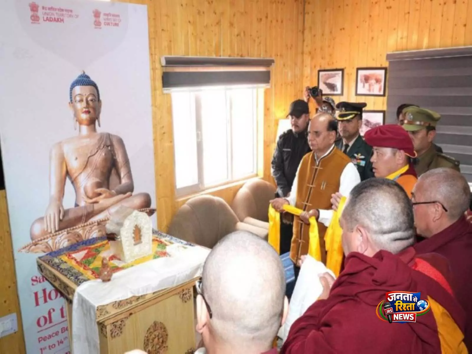 भगवान बुद्ध के पवित्र अवशेष पब्लिक प्रदर्शनी के लिए लेह पहुंचे, LG विनय कुमार सक्सेना ने इसे ऐतिहासिक मौका बताया भगवान बुद्ध के पवित्र अवशेष पब्लिक प्रदर्शनी के लिए लेह पहुंचे, LG विनय कुमार सक्सेना ने इसे ऐतिहासिक मौका बताया