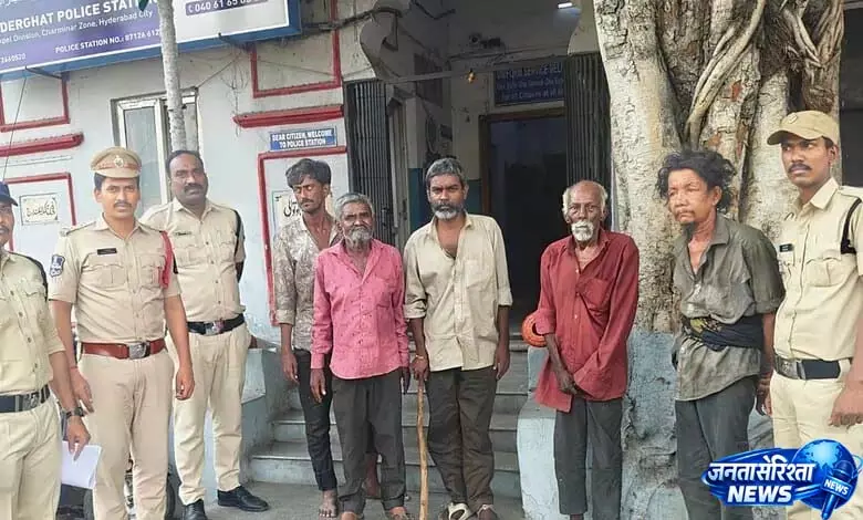 Hyderabad पुलिस ने फुटपाथ से 5 बेघर लोगों को बचाया, शेल्टर में शिफ्ट किया Hyderabad पुलिस ने फुटपाथ से 5 बेघर लोगों को बचाया, शेल्टर में शिफ्ट किया