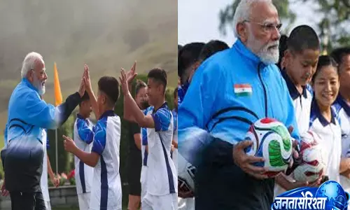 मैदान में PM मोदी: Sikkim के युवा फुटबॉलरों के साथ खेला फ्रेंडली मैच