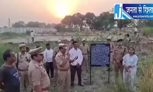 करोड़पति गैंगस्टर की संपत्ति कुर्क, पुलिस ने लगाया बोर्ड