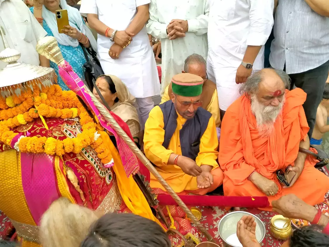 Haridwar: बाबा विश्वनाथ और मां जगदीशीला की डोली पहुंची Haridwar: बाबा विश्वनाथ और मां जगदीशीला की डोली पहुंची