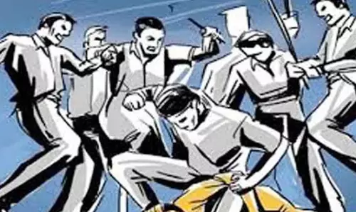 फेरीवालों को बच्चा चोर समझकर ग्रामीण ने पीटा, गाड़ियों को पहुंचाया नुकसान फेरीवालों को बच्चा चोर समझकर ग्रामीण ने पीटा, गाड़ियों को पहुंचाया नुकसान
