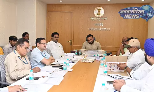 Solapur में ग्रामीण अस्पताल को लेकर समीक्षा बैठक Solapur में ग्रामीण अस्पताल को लेकर समीक्षा बैठक