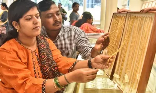 मध्य पूर्व में तनाव के बीच सोने और चांदी में तेजी, कीमतों में आया 0.65 प्रतिशत तक का उछाल मध्य पूर्व में तनाव के बीच सोने और चांदी में तेजी, कीमतों में आया 0.65 प्रतिशत तक का उछाल