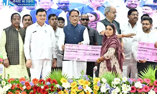 हर हाथ को काम, हर श्रमिक को सम्मान...विष्णु देव सरकार की प्रतिबद्धता हर हाथ को काम, हर श्रमिक को सम्मान...विष्णु देव सरकार की प्रतिबद्धता