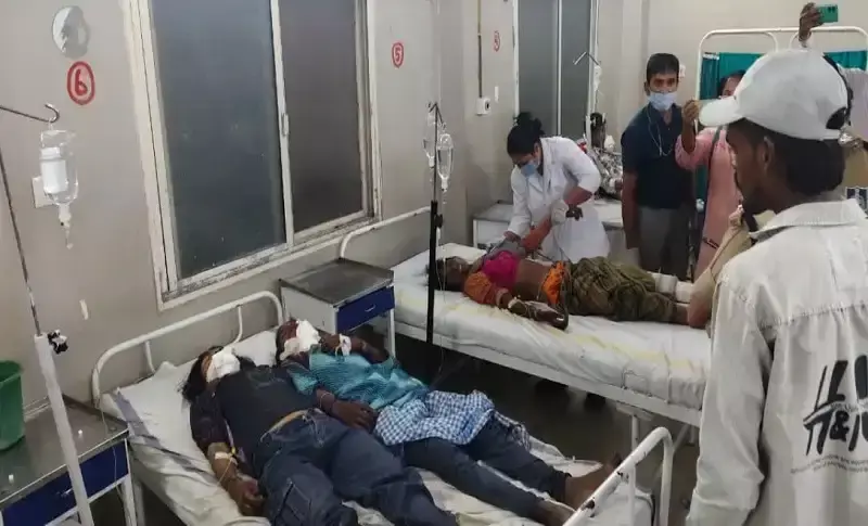 Bhopal: मजदूरों से भरा पिकअप वाहन पलटा, 16 की मौत Bhopal: मजदूरों से भरा पिकअप वाहन पलटा, 16 की मौत