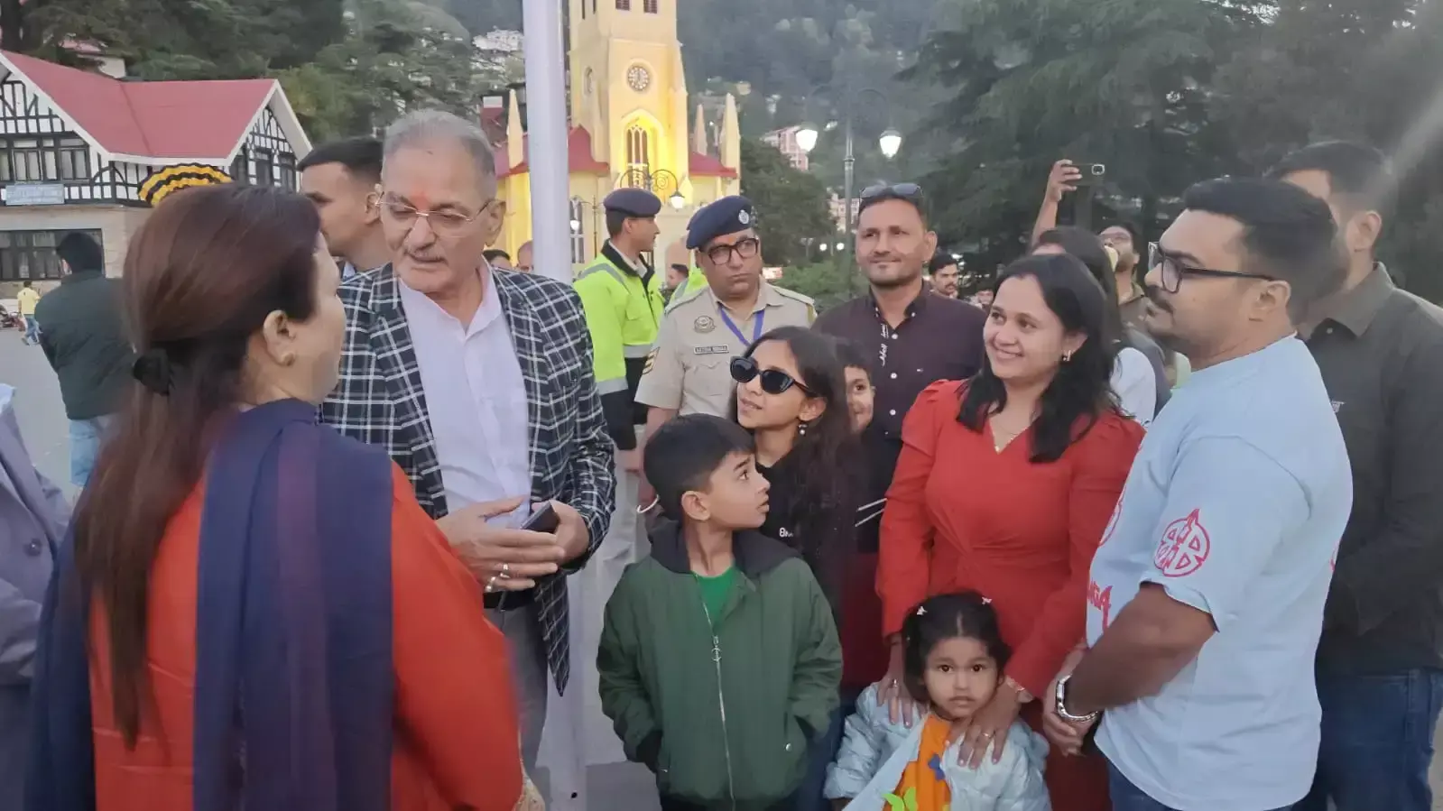 Shimla: राज्यपाल ने रिज पर की सैर, कॉफी का आनंद लिया Shimla: राज्यपाल ने रिज पर की सैर, कॉफी का आनंद लिया