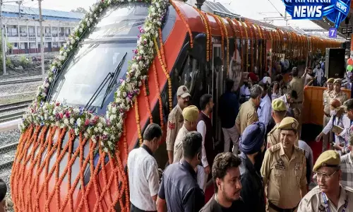 Vande Bharat Express: जम्मू-श्रीनगर बढ़ा रूट शुरू, रूट और समय देखें Vande Bharat Express: जम्मू-श्रीनगर बढ़ा रूट शुरू, रूट और समय देखें