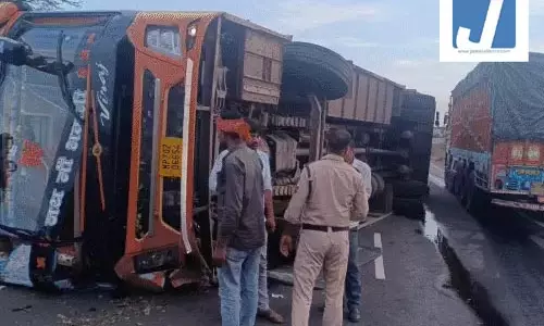 बारातियों से भरी बस पलटी, तीन की मौत, 26 घायल बारातियों से भरी बस पलटी, तीन की मौत, 26 घायल