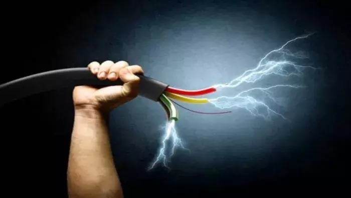 Yamunanagar: बिजली का झटका लगने से कर्मचारी की जान गई Yamunanagar: बिजली का झटका लगने से कर्मचारी की जान गई