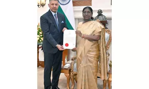 विक्रम दोराईस्वामी को राष्ट्रपति मुर्मू से China में नए राजदूत के तौर पर पहचान पत्र मिले विक्रम दोराईस्वामी को राष्ट्रपति मुर्मू से China में नए राजदूत के तौर पर पहचान पत्र मिले