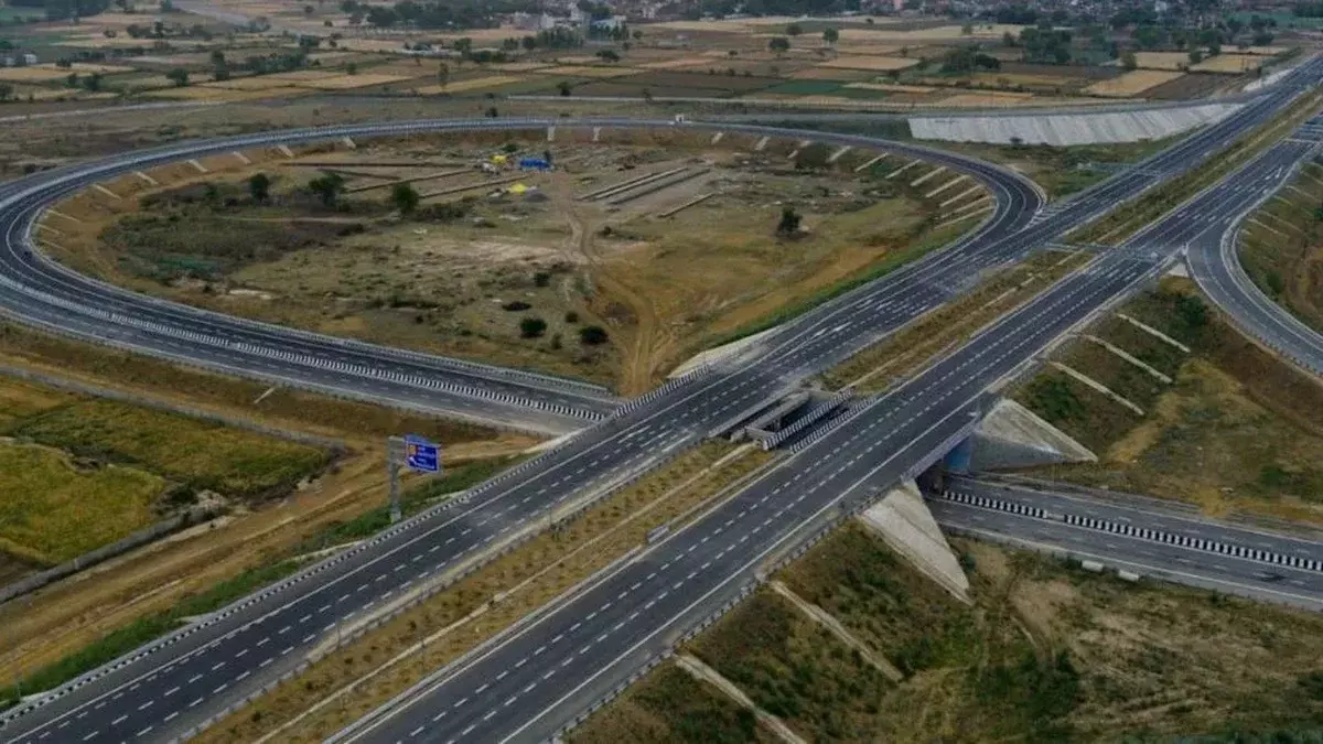Lucknow: इंफ्रास्ट्रक्चर का नया प्रतीक बना गंगा एक्सप्रेसवे