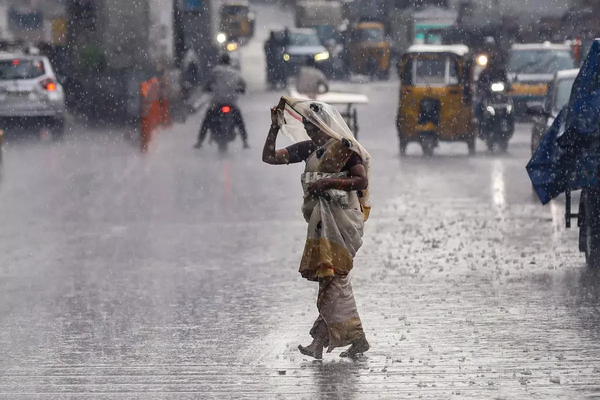 Lucknow: लखनऊ समेत कई जिलों में आंधी-बारिश का कहर, 18 की मौत