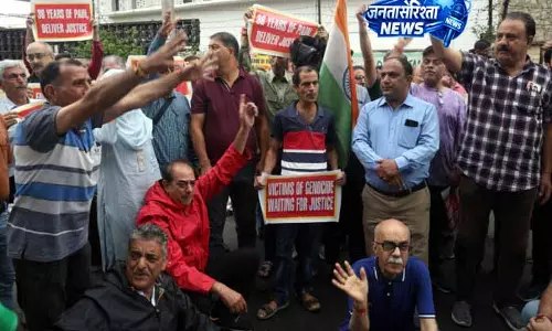Migrants ने रिलीफ ऑर्गनाइजेशन के सामने उठाया आवाज़, प्रदर्शन में भारी भीड़