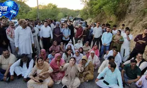 MLA ने किया जनता के साथ प्रदर्शन, जल संकट के खिलाफ किया आंदोलन MLA ने किया जनता के साथ प्रदर्शन, जल संकट के खिलाफ किया आंदोलन